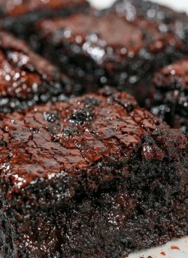 Delicious easy sourdough brownies topped with chocolate chunks