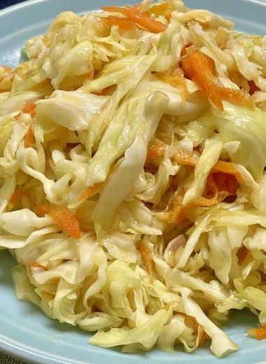 Fresh vinegar and oil coleslaw with colorful vegetables in a bowl